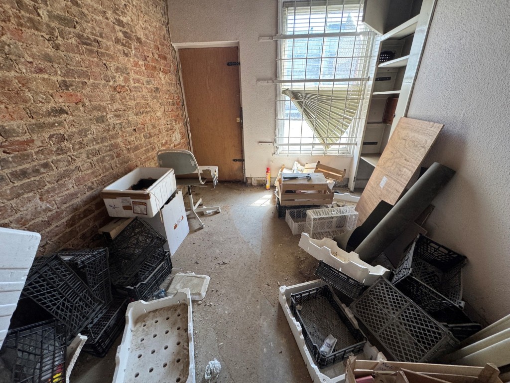 Lot: 66 - COMMERCIAL INVESTMENT AND UPPER PARTS WITH PRIOR APPROVAL FOR TWO, TWO-BEDROOM FLATS - First floor - room 1